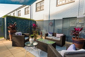 Seasonal outdoor pool, pool umbrellas, sun loungers - Comfort Inn All Seasons (Ballina)