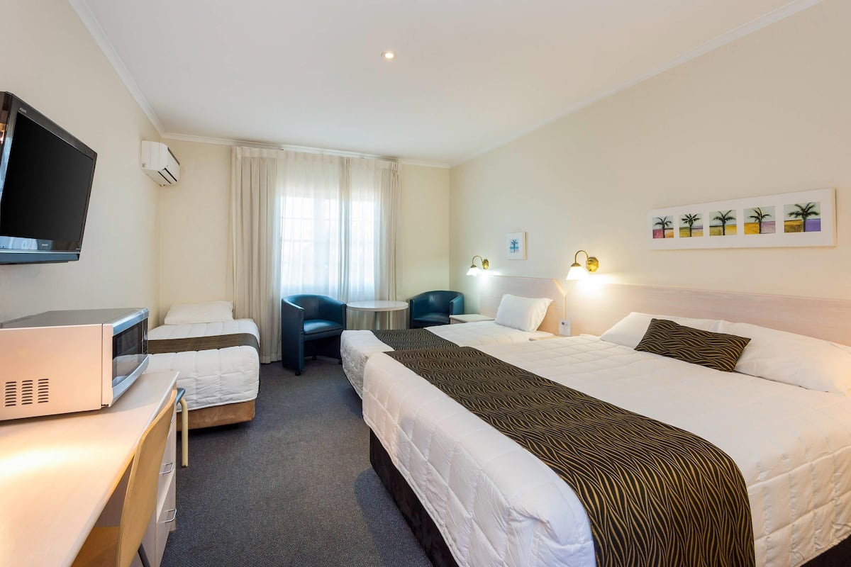 Premium bedding, minibar, desk, iron/ironing board