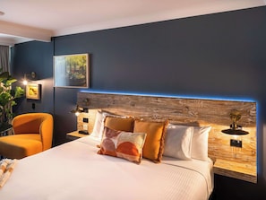 Chambre Standard, 1 grand lit | Bureau, rideaux occultants, fer et planche à repasser