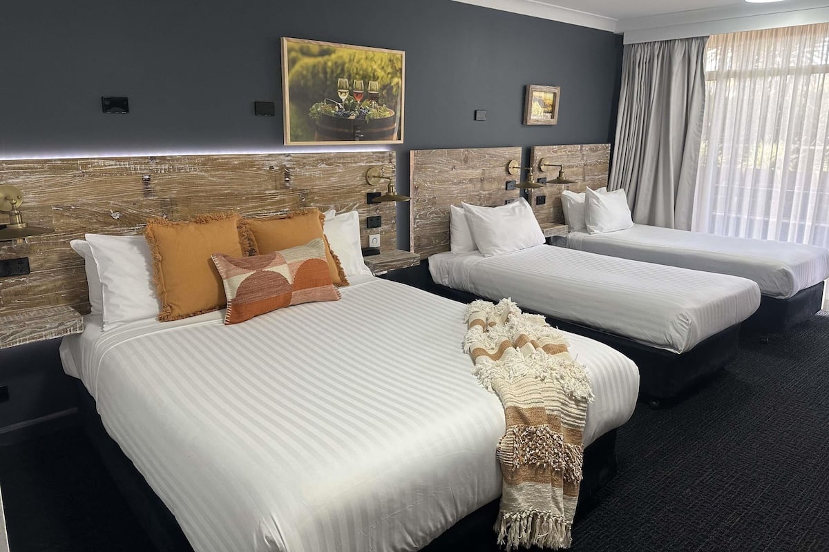 Työpöytä, pimennysverhot, silitysrauta/-lauta, vauvansängyt