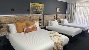Escritorio, cortinas blackout, tabla de planchar con plancha y cunas