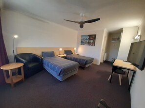 Habitación estándar con 2 camas individuales, no fumadores | 1 dormitorio, escritorio, sistema de insonorización