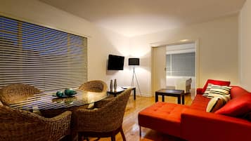 Tallelokero huoneessa, työpöytä