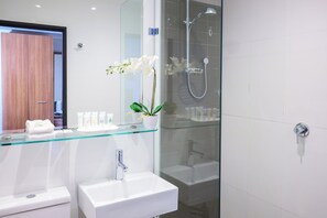 Cofres nos quartos, escrivaninha, espaço de trabalho para notebook