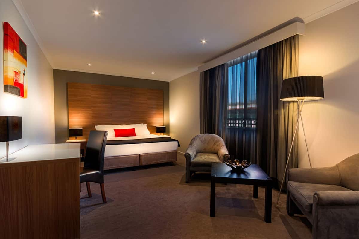 Chambre supérieure, 1 grand lit | Coffre-fort, bureau, espace de travail pour ordinateurs portables