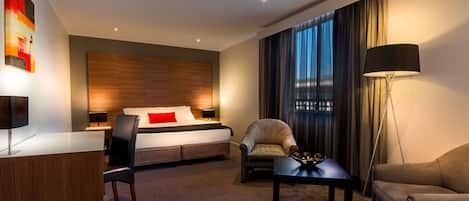Superior kamer, 1 queensize bed | Een kluis op de kamer, een bureau, een laptopwerkplek
