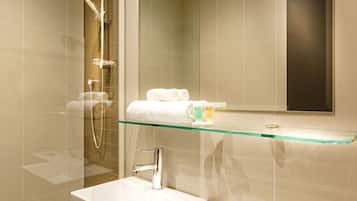 Amenidades de baño gratuitas, secadora de cabello, toallas