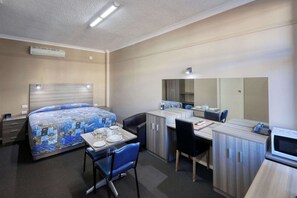 Deluxe Suite | Minibar, desk, laptop workspace, iron/ironing board