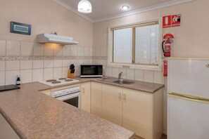 Minibar, escritorio, espacio para trabajar con un portátil