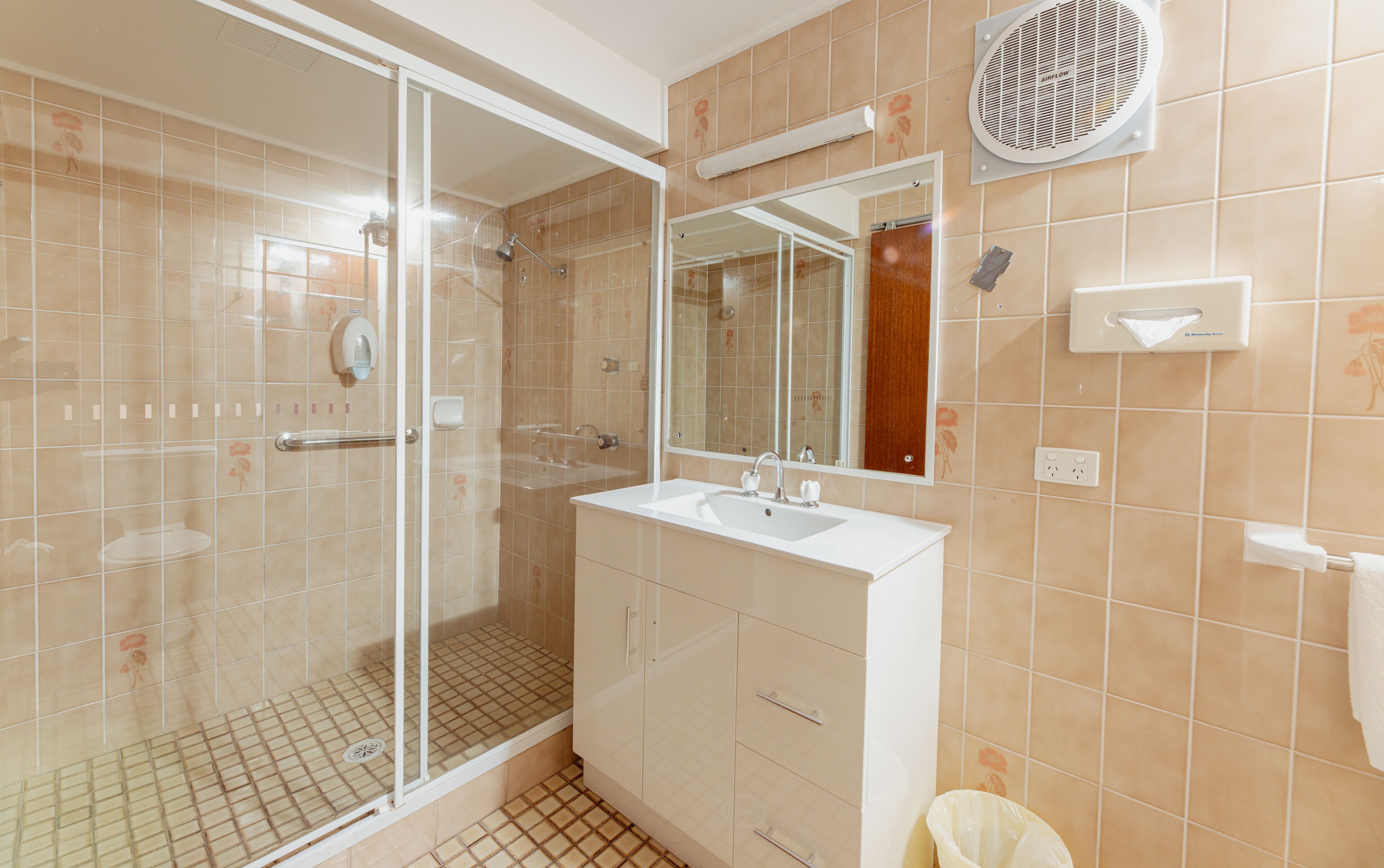 Twin kamer, meerdere bedden | Badkamer | Een douche, gratis toiletartikelen, een haardroger, handdoeken