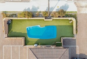 15 buitenzwembaden, ligstoelen bij het zwembad