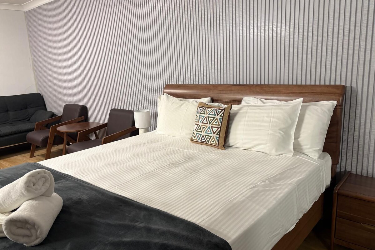 Quarto casal luxo, 1 quarto | Escrivaninha, quartos à prova de som, ferros/tábuas de passar roupa
