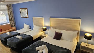 Familienzimmer, Mehrere Betten | Schreibtisch, schallisolierte Zimmer, Bügeleisen/Bügelbrett