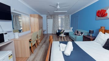 Habitación con 2 camas individuales, varias camas | Escritorio, insonorización, tabla de planchar con plancha y wifi gratis