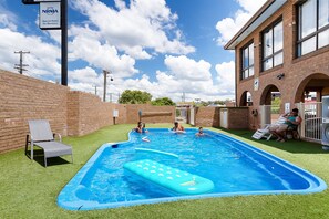 15 piscines extérieures, chaises longues