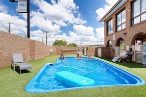 15 piscines extérieures, chaises longues