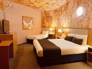 Habitació triple familiar | Minibar, escriptori i espai de treball apte per a portàtils 