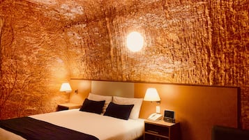 Underground Room | Een minibar, een bureau, een laptopwerkplek, een strijkplank/strijkijzer