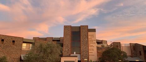 Vista frontal de la propiedad