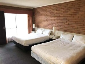 Desk, blackout curtains, iron/ironing board, free WiFi - Essendon Motel (Essendon North)