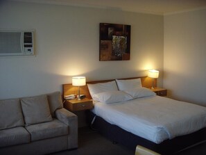 Desk, blackout curtains, iron/ironing board, free WiFi - Essendon Motel (Essendon North)