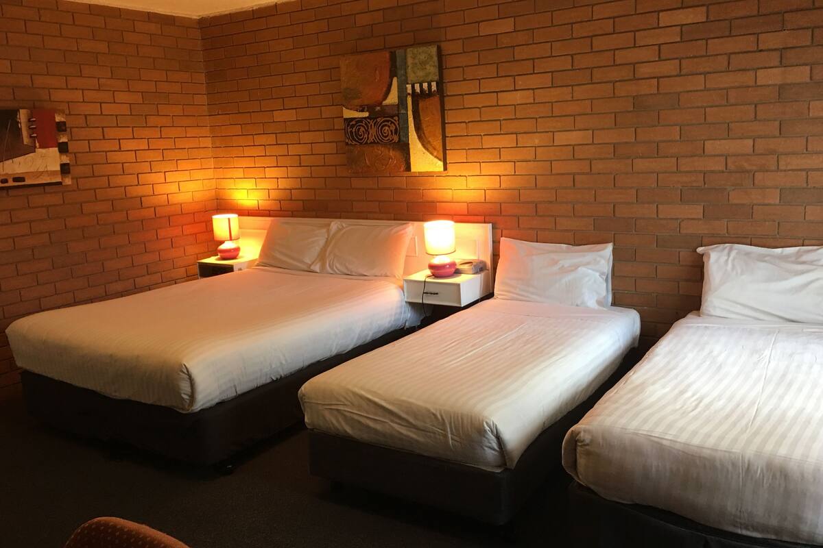 家庭房 | 办公桌、遮光窗帘、熨斗/熨衣板、免费 WiFi