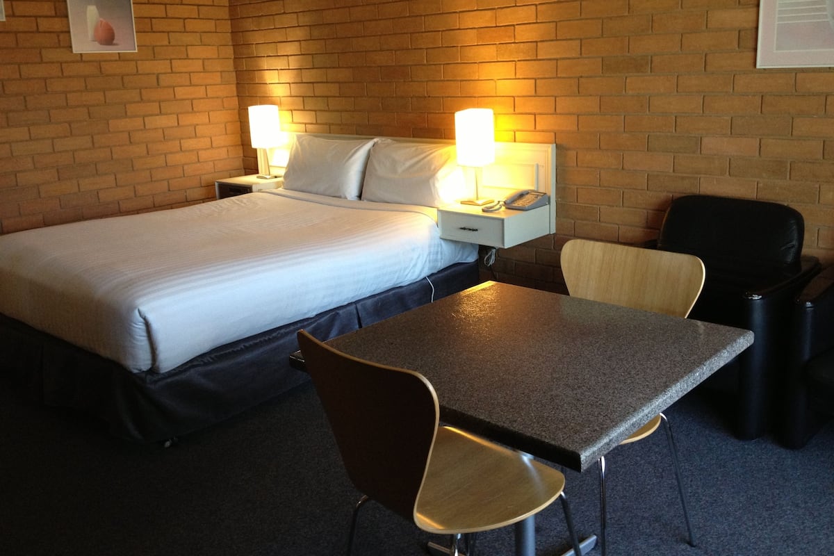 Desk, blackout drapes, iron/ironing board, free WiFi
