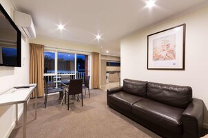 Apartamento Premium, 2 habitaciones | Zona de estar | Televisión de pantalla plana de 30 pulgadas con canales por cable