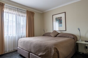 Escritorio, tabla de planchar con plancha, wifi gratis y ropa de cama 