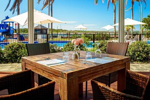 Breakfast and dinner served - Comfort Resort Waters Edge (Port Macquarie)
