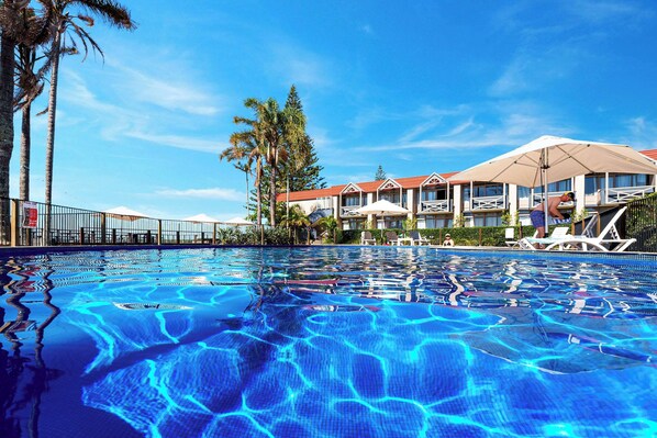 2 outdoor pools