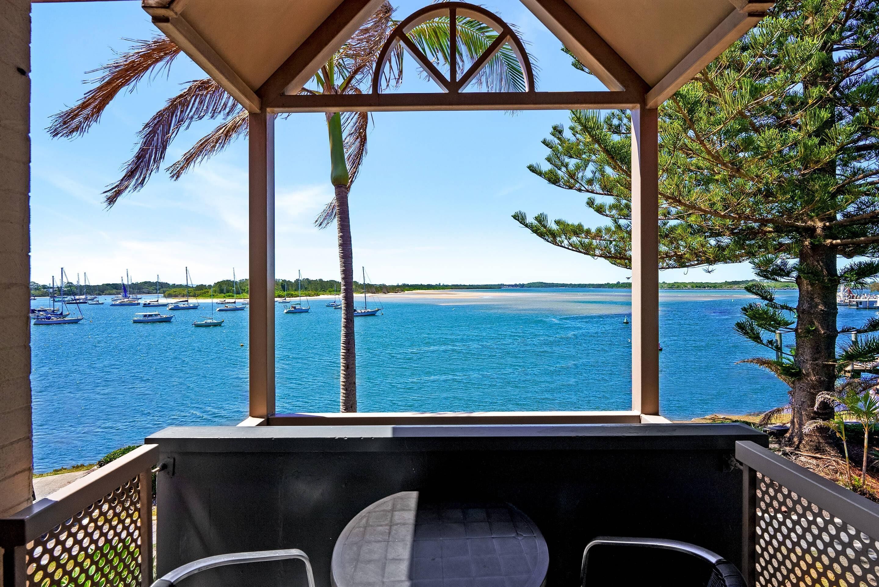 Deluxe-Zimmer, 1 King-Bett, Flussblick (refurbished room) | Zimmersafe, Schreibtisch, laptopgeeigneter Arbeitsplatz