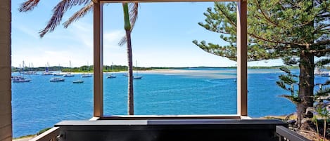 디럭스룸, 킹사이즈침대 1개, 강 전망 (refurbished room) | 객실 내 금고, 책상, 노트북 작업 공간, 암막 커튼