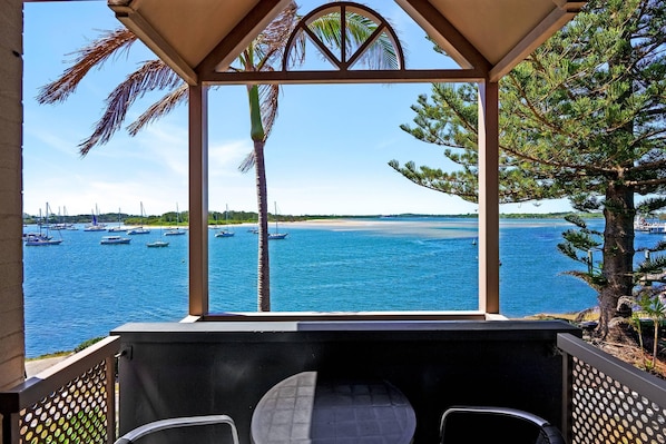 Habitación Deluxe, 1 cama King size, vista al río (refurbished room) | Caja de seguridad en la habitación y escritorio 