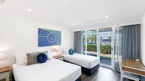 Rom – deluxe, flere senger, kanalutsikt (refurbished room) | Safe på rommet, skrivebord og skrivebord for bærbar PC