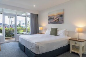 Standard Room, 1 King Bed, Pool View | In-room safe, desk, laptop workspace, blackout drapes - Comfort Resort Waters Edge (Port Macquarie)