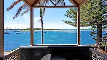 Habitación Deluxe, 1 cama King size, vista al río (refurbished room) | Caja de seguridad en la habitación y escritorio