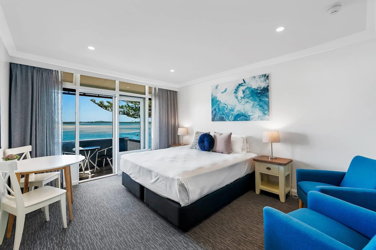 Caja de seguridad en la habitación y escritorio