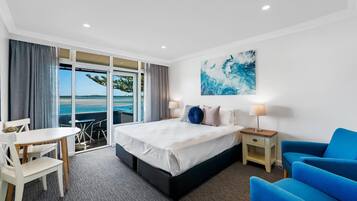 Caja de seguridad en la habitación y escritorio