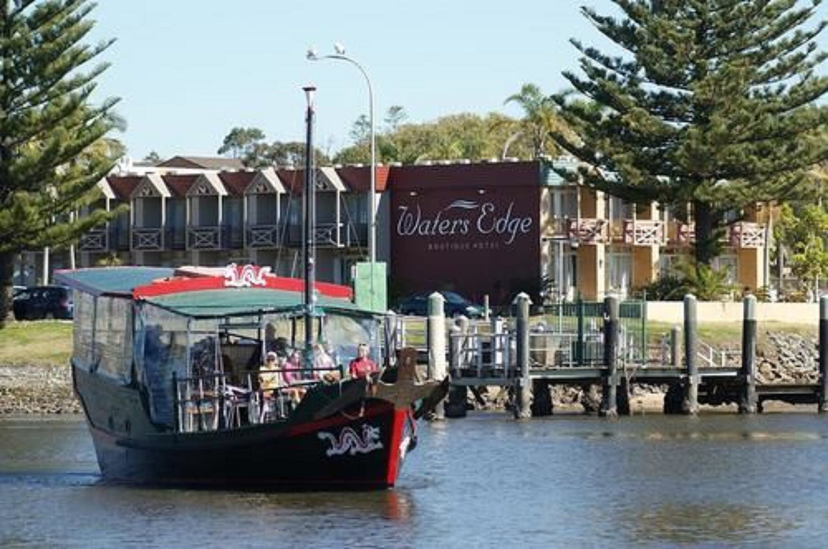 Un bateau portant l’inscription « Waters Edge » était amarré dans une marina.