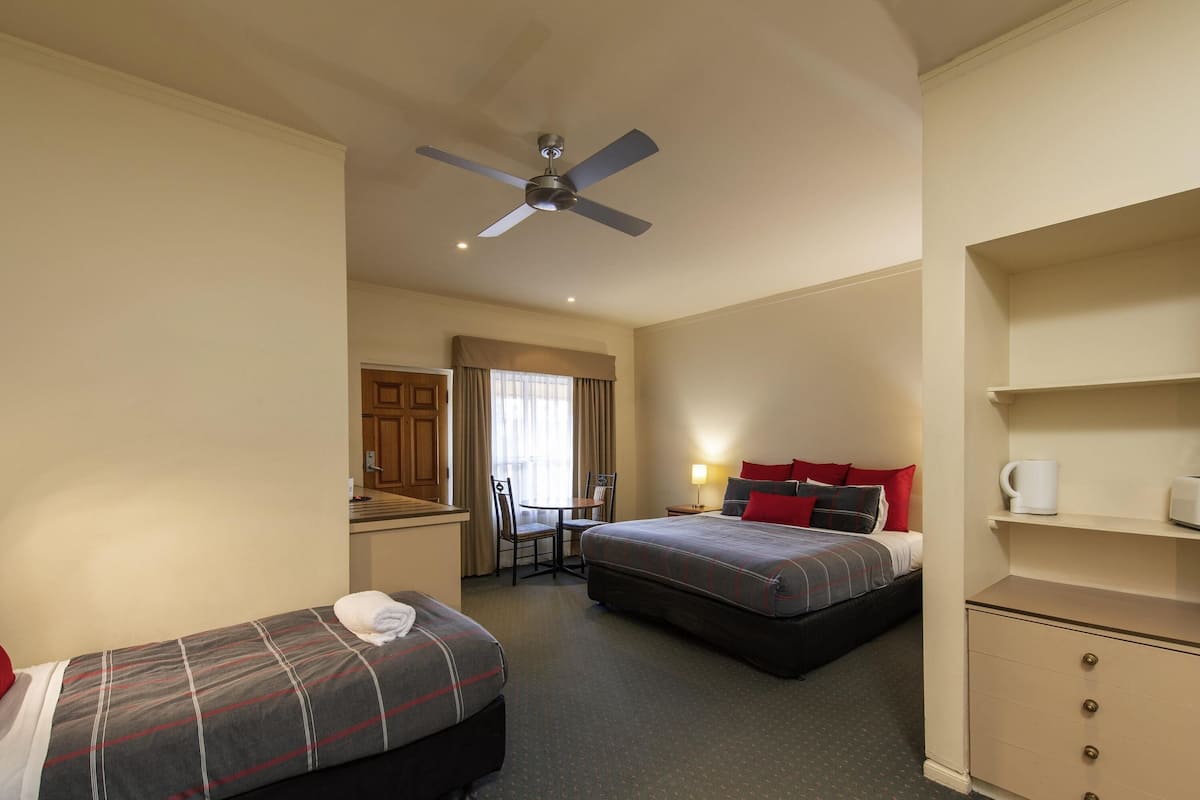 1 bedroom, premium bedding, free minibar, desk