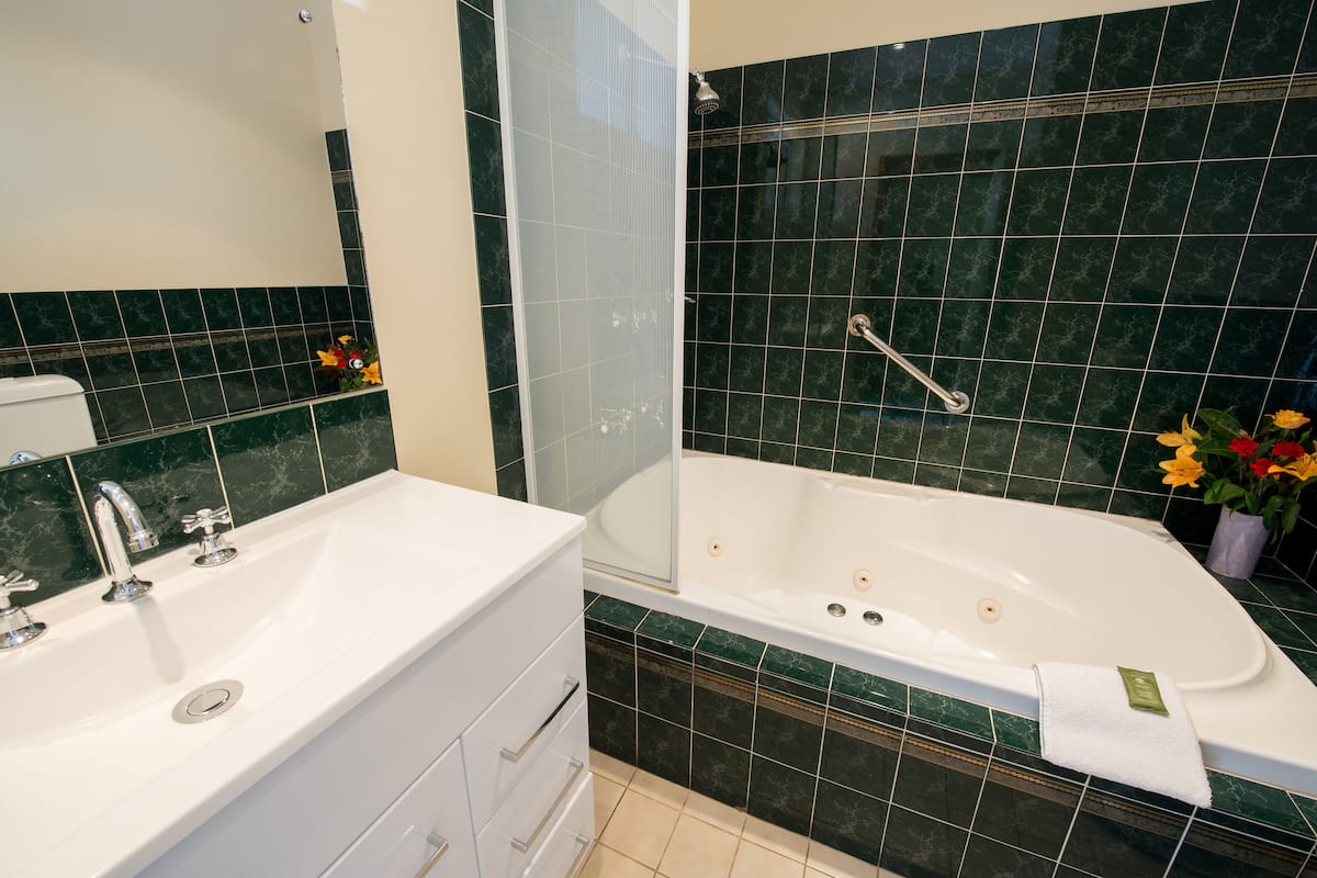 Standard Room, 1 King Bed | Bathroom