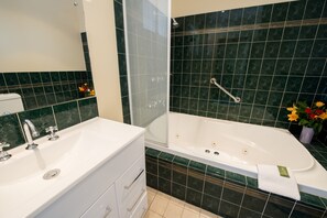 Standard Room, 1 King Bed | Bathroom | Free toiletries, hair dryer, towels, soap