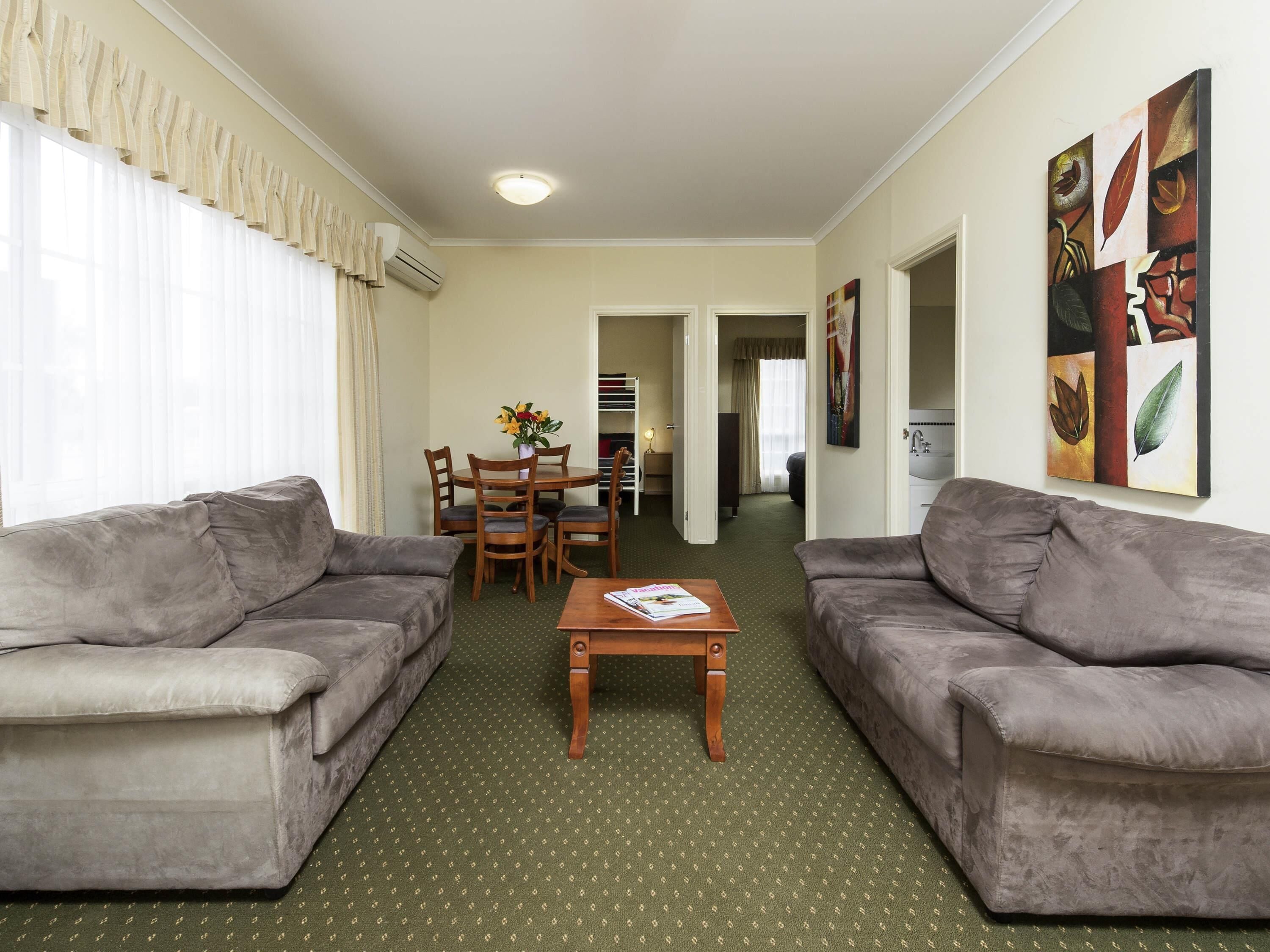 Luxe beddengoed, een gratis minibar, een bureau