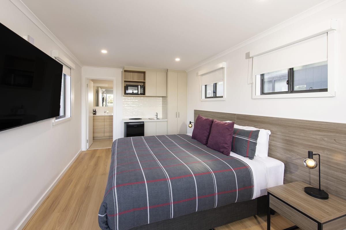 Deluxe-huvila, 1 suuri parisänky | Ylelliset vuodevaatteet, ilmaiset minibaarituotteet, työpöytä