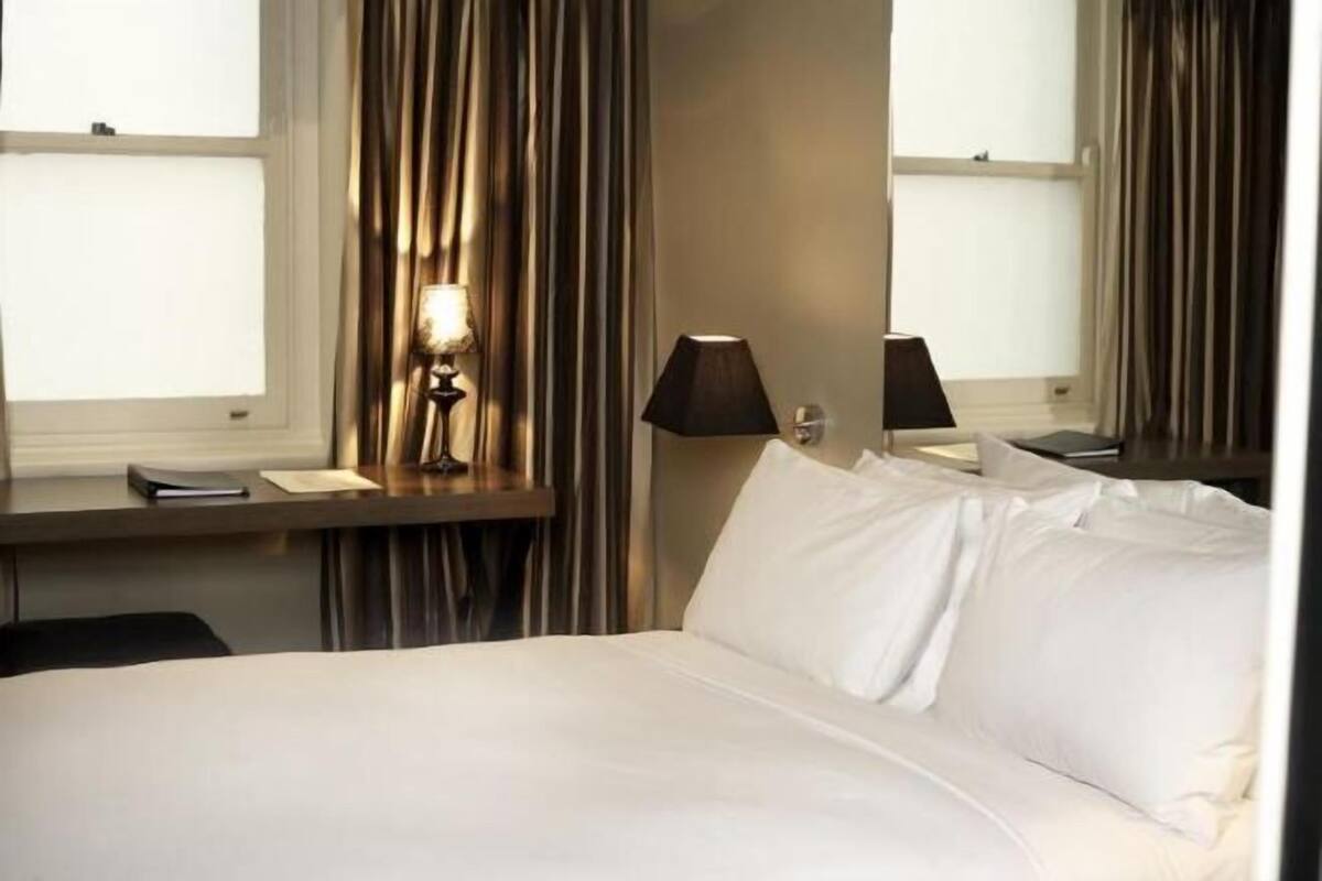 Pillowtop-bedden, een minibar met enkele gratis items, een bureau