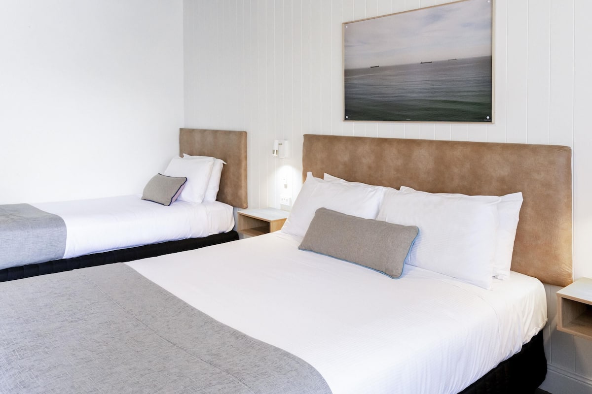 Standard-Zweibettzimmer, Mehrere Betten | Hochwertige Bettwaren, Minibar, Schreibtisch, Verdunkelungsvorhänge