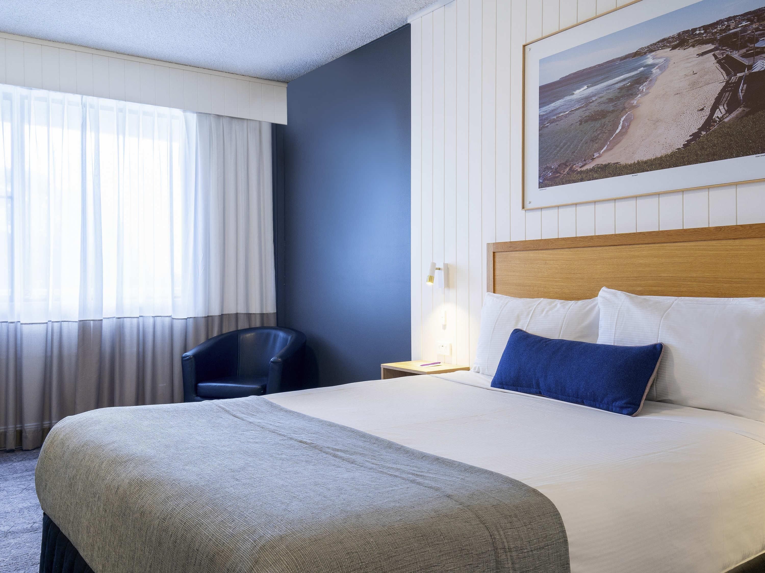 Standard Room, 1 Queen Bed | Premium bedding, minibar, desk, blackout drapes