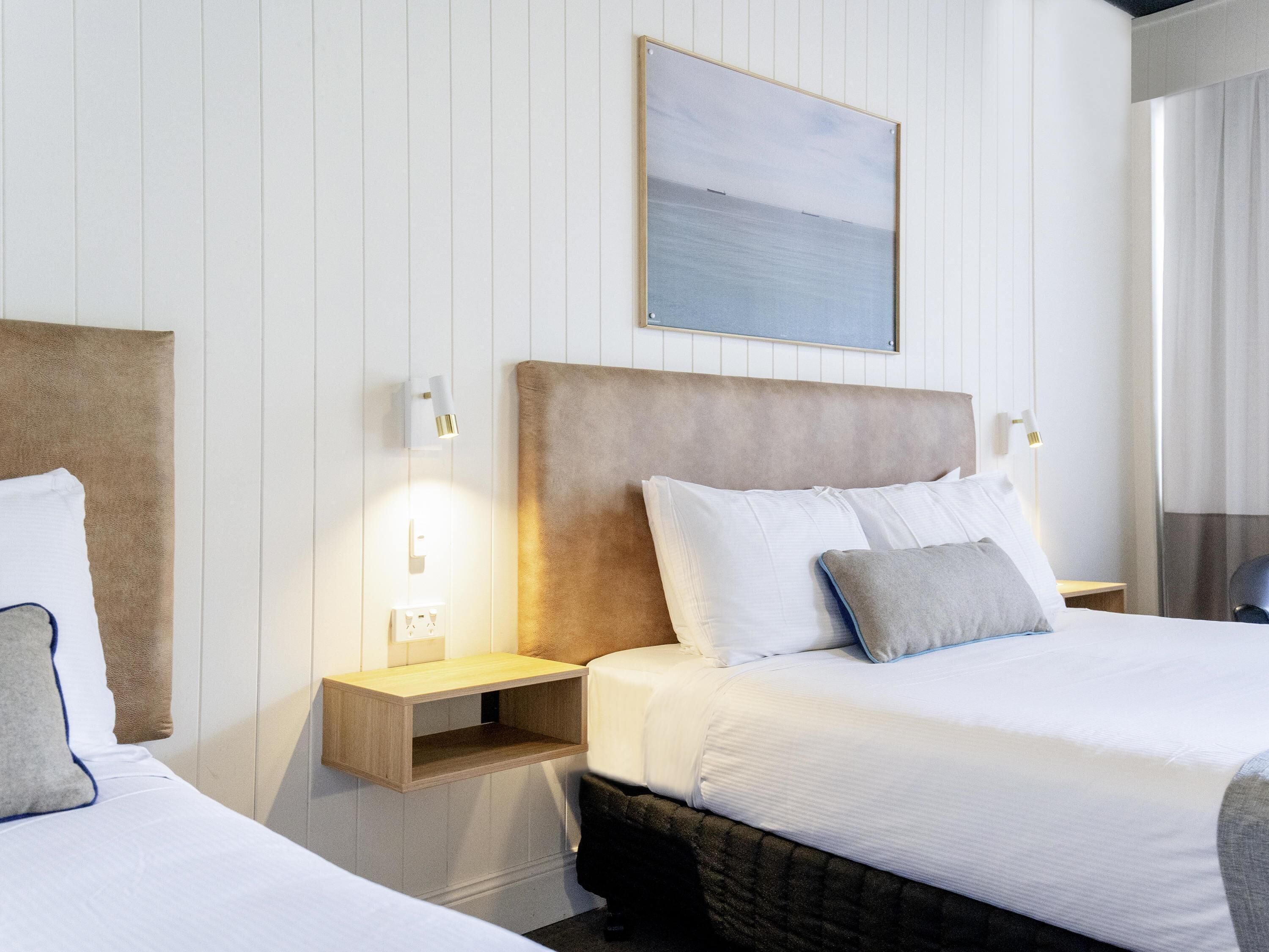 标准双床房, 多张床 | 高档床上用品、迷你吧、办公桌、遮光窗帘