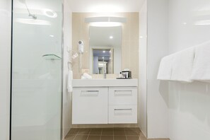 Bathroom - Mercure Charlestown (Adamstown Heights)